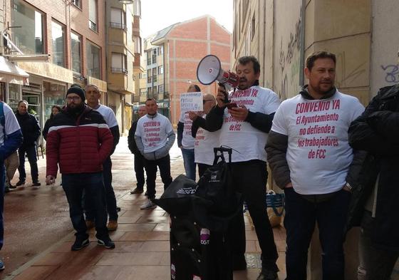 Protesta de los trabajadores de FCC en Ponferrada en la inaguración de la peatonalización de la calle Real.