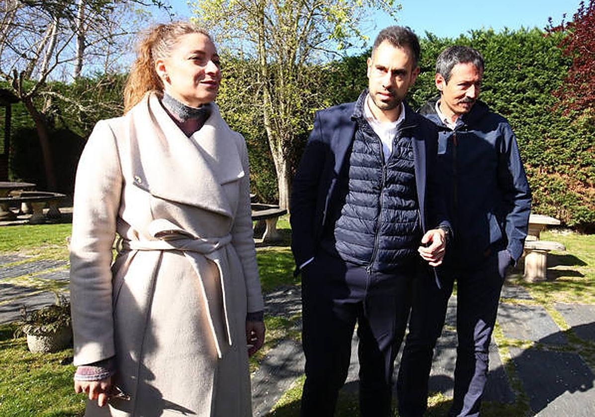 La presidenta provincial del PP de León, Ester Muñoz, presenta al candidato a la Alcaldía de Bembibre, Jorge Blanco.