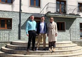 Ángel Calvo y Ester Muñoz respaldaron a Óscar Mata, nuevo candidato del PP en Páramo del Sil.