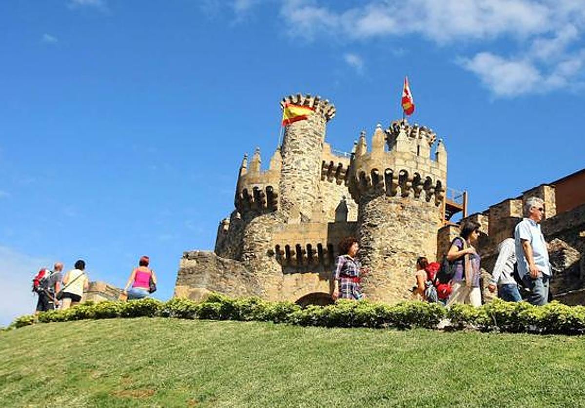 Visitantes en el Castillo de los Templarios de Ponferrada.
