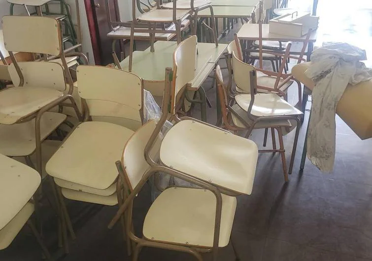 Imagen del centenar de pupitres y sillas que albergan las instalaciones de la antigua Escuela Hogar de Ponferrada.