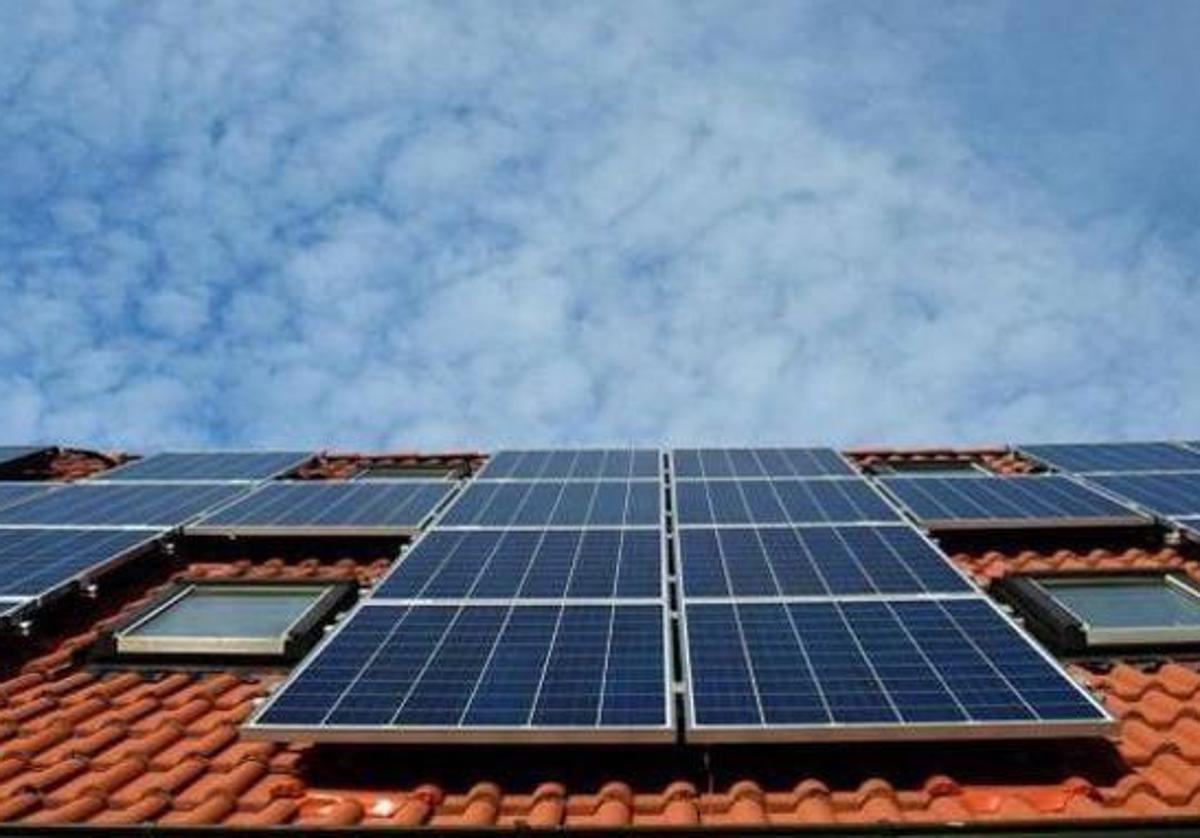 Paneles solares en una vivienda.