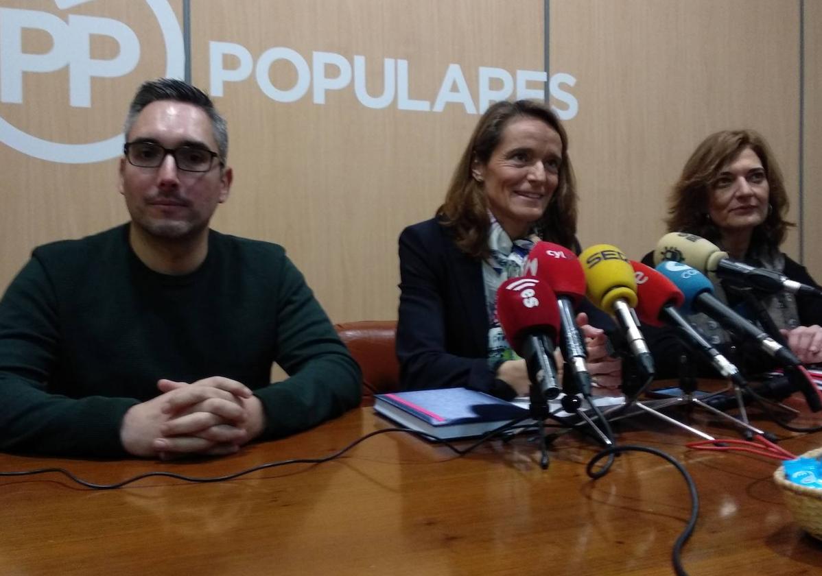 Los tres ediles del grupo municipal del PP en Bembibre que han solicitado su baja del partido.
