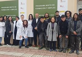 El alcalde de Camponaraya posa junto a los participantes de los programas mixtos.