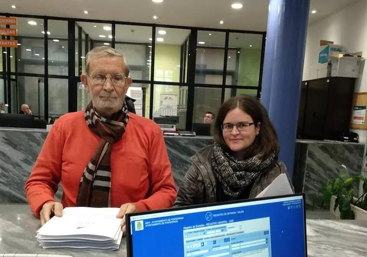 Los concejales del PRB Tarsicio Carballo y María Arias en el registro municipal del Ayuntamiento de Ponferrada.