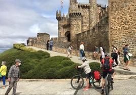 Visitantes en el Castillo de los Templarios de Ponferrada.