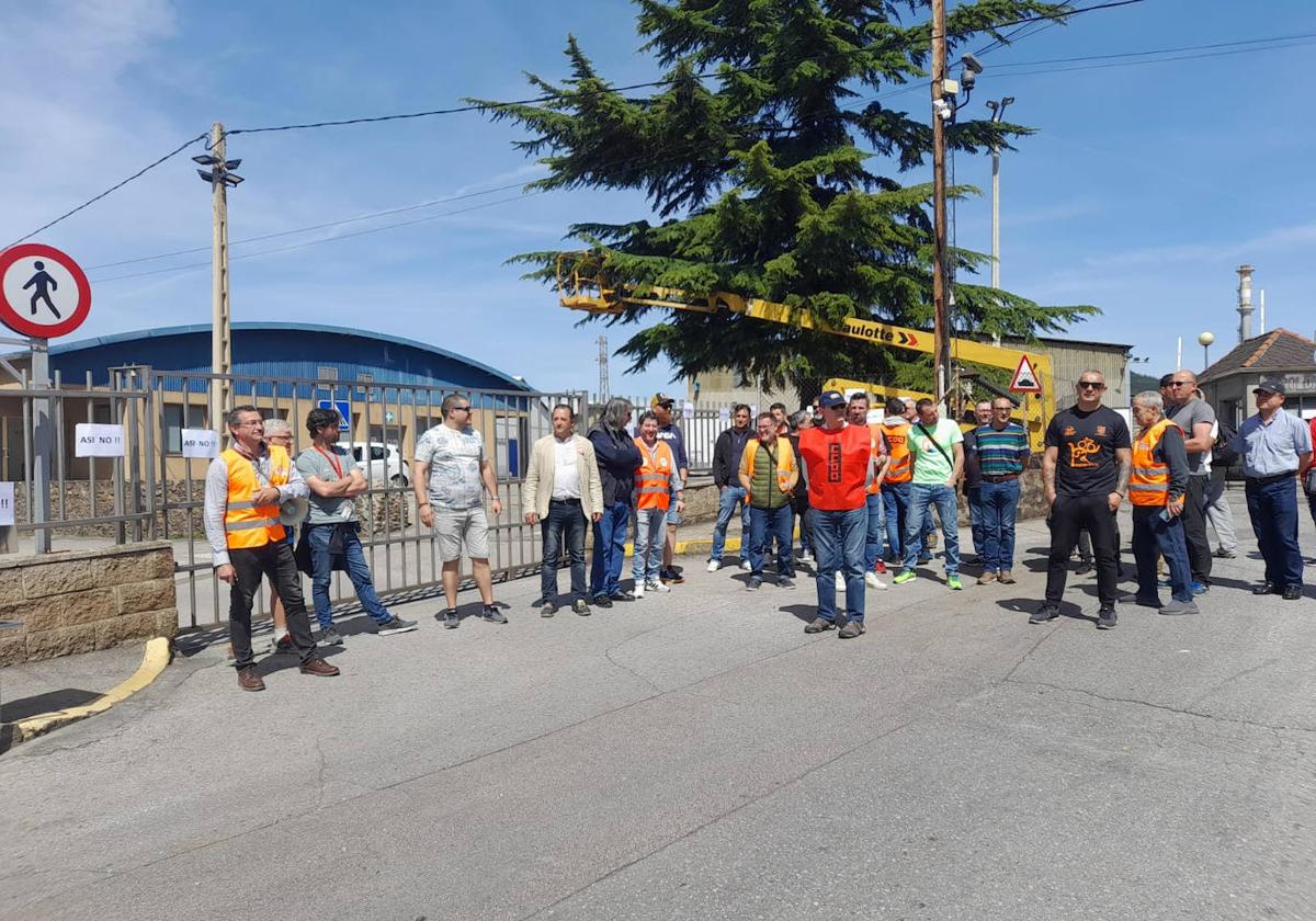 Imagen de la concentración a las puertas de la fábrica de Roldán en Ponferrada.