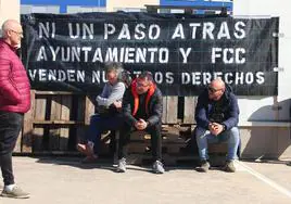 Trabajadores de FCC Medio Ambiente en Ponferrada en la huelga de limpieza y recogida de basuras.