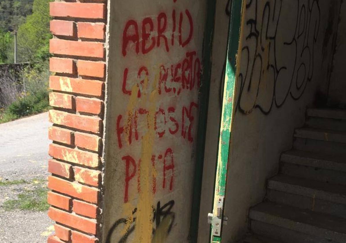 Pintadas en las antiguas escuelas de Ozuela.