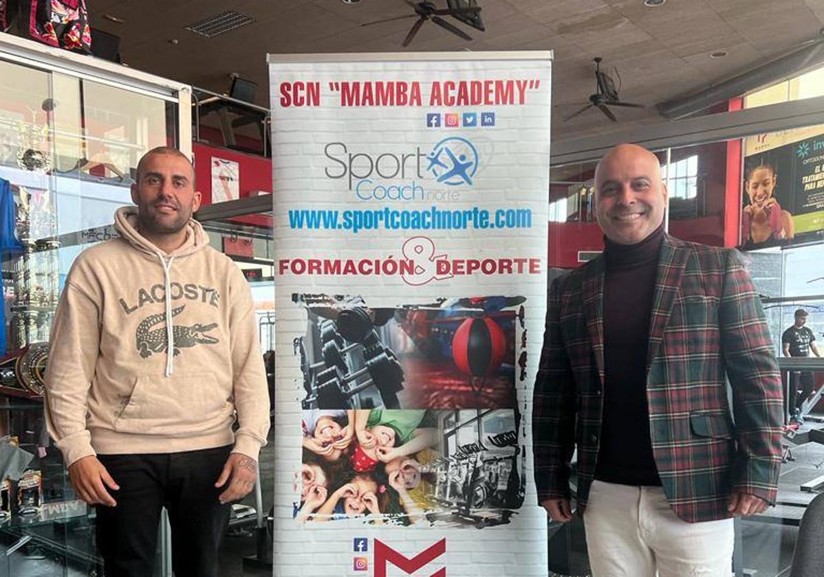Diego Vázquez, del Mamba, y Roberto Carlos Fernández, de Sport Coach Norte, firman un convenio de colaboración.