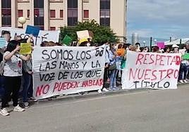 Protesta de las TCAE's ante la Residencia Mixta de Mayores de Flores el Sil en Ponferrada.