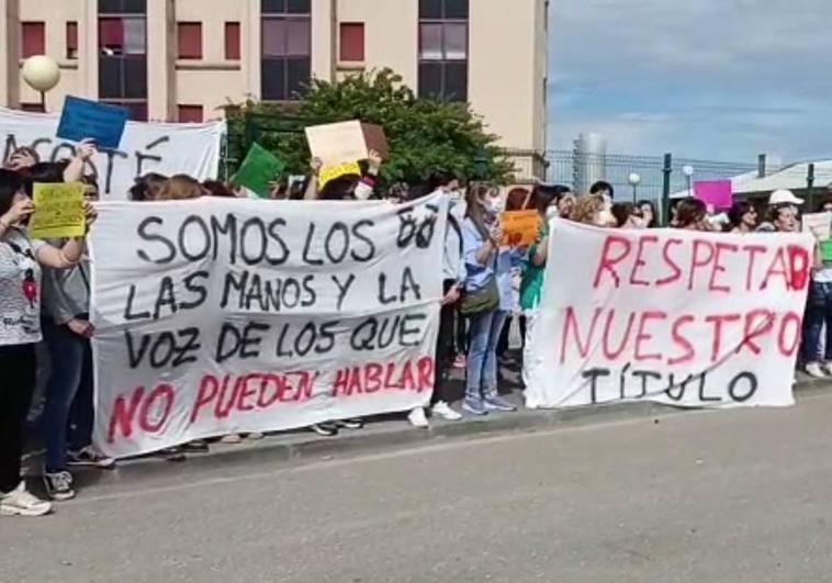 Protesta de las TCAE's ante la Residencia Mixta de Mayores de Flores el Sil en Ponferrada.