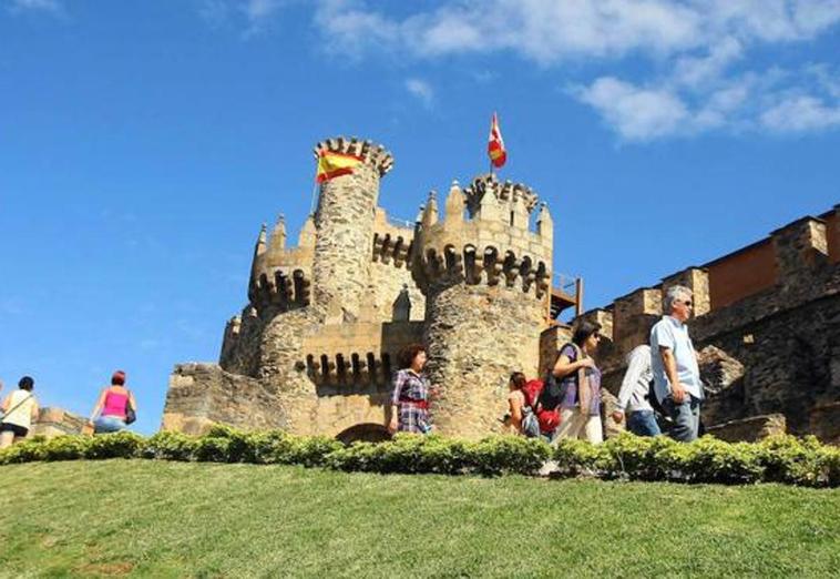 Visitantes en el Castillo de los Templarios de Ponferrada.