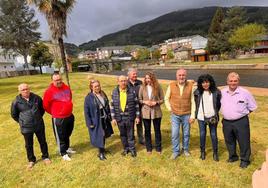 La presidenta provincial del PP, junto a la candidatura popular en Vega de Espinareda.