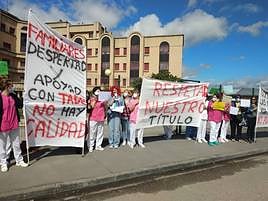 Protesta de las Tcae's ante la Residencia Mixta de Mayores de la Junta de Flores del Sil en Ponferrada.