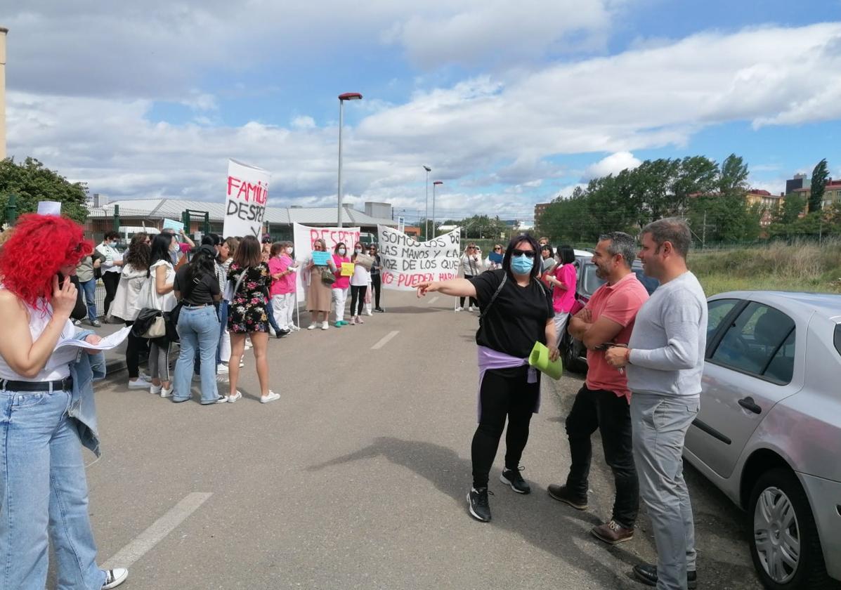 Iván Alonso y David Pacios se reunieron con las Tcae's de la Residencia Mixta de Mayores de la Junta de Flores del Sil en Ponferrada.