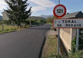 Acceso a la localidad de Toral de Merayo.