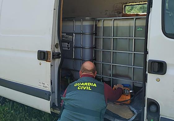 Combustible incautado por la Guardia Civil.
