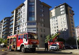 Los Bomberos de Ponferrada sofocaron el fuego originado en las jardineras de una vivienda en La Rosaleda.