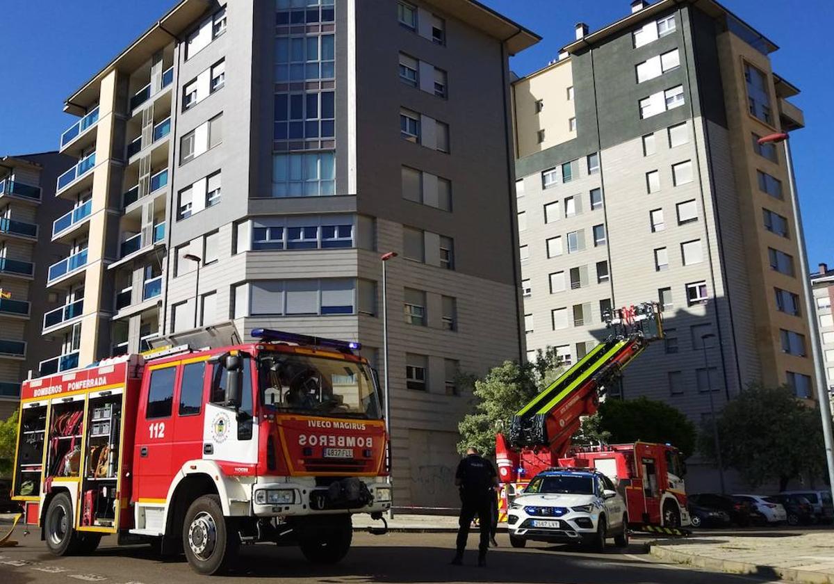 Los Bomberos de Ponferrada sofocaron el fuego originado en las jardineras de una vivienda en La Rosaleda.