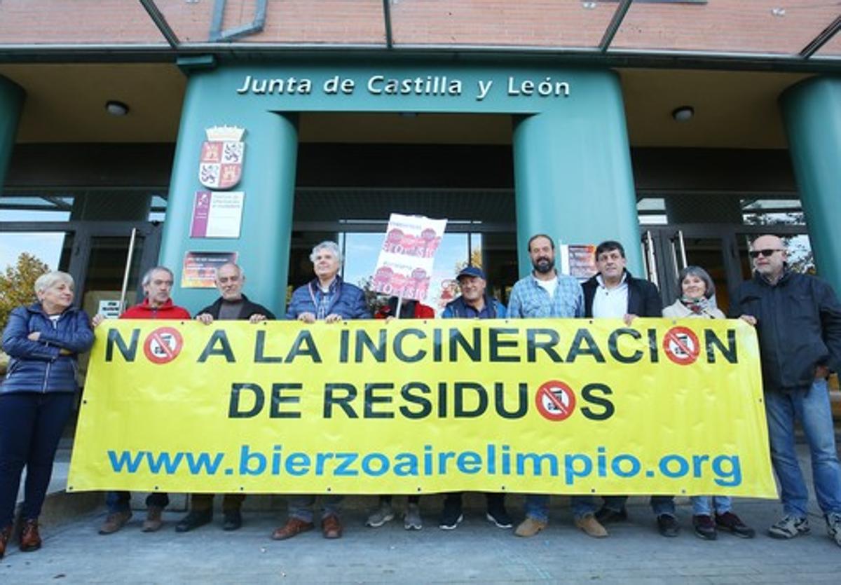 El colectivo Bierzo Aire Limpio, durante su concentración ante la sede de la Junta en Ponferrada.