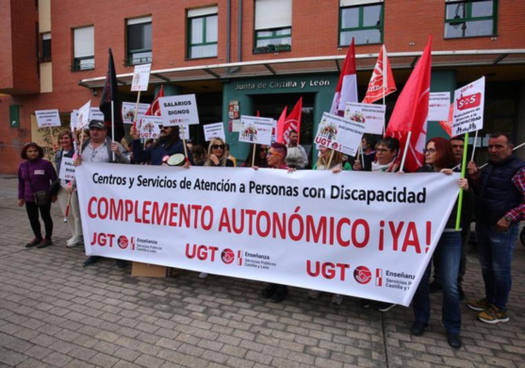 Protesta en Ponferrada de los trabajadores de atención a la discapacidad