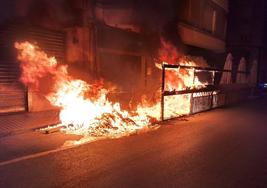 El incendio de un contenedor en la calle Dos de Mayo de Ponferrada destruyó la terraza del bar La Lonja.