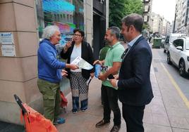 Los candidatos de CB en Ponferrada entregan a un vecino su programa electoral.