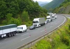 El vuelco de un camión a la altura de la localidad berciana de Laballós provoca retenciones en la autovía A-6.