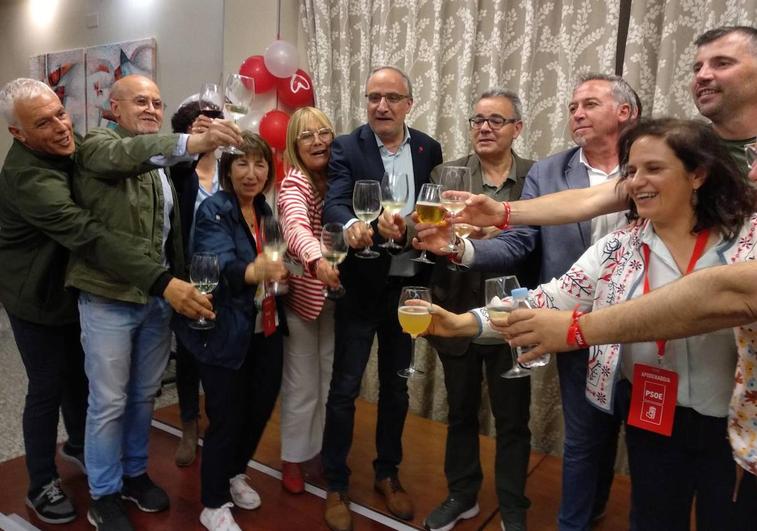 Ramón valora los «resultados extraordinarios» del PSOE y excluye a VOX de posibles pactos