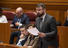 José Ramón García, procurador de UPL, durante su intervención en el pleno de las Cortes.