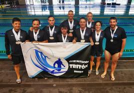 Los nadadores del CN Tritón Bierzo con sus medallas tras la competición.