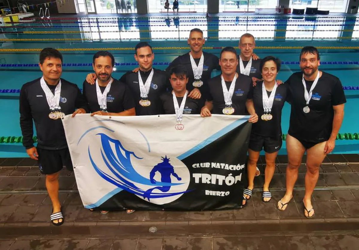 Los nadadores del CN Tritón Bierzo con sus medallas tras la competición.