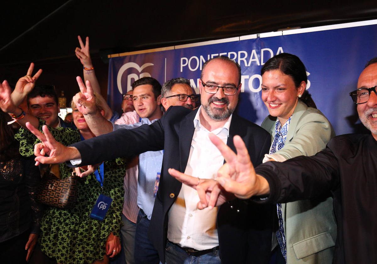 Marco Morala, junto a su equipo tras conocer los resultados electorales del 28M.