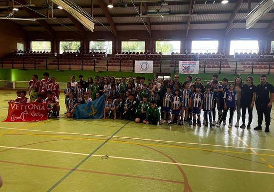 Imagen de los equipos participantes en la II Copa Alevín de Hockey sobre patines de Ponferrada.
