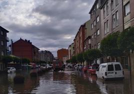 La fuerte tormenta provocó inundaciones en varias calles, entre ellas la avenida de Molinaseca.