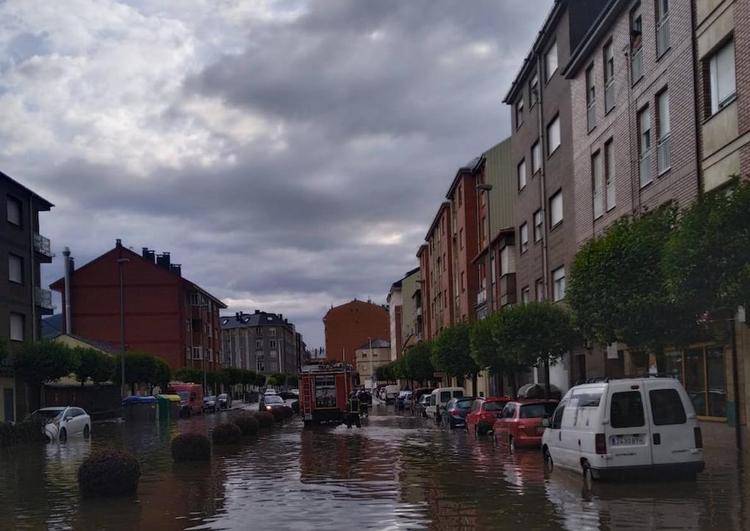 La fuerte tormenta provocó inundaciones en varias calles, entre ellas la avenida de Molinaseca.