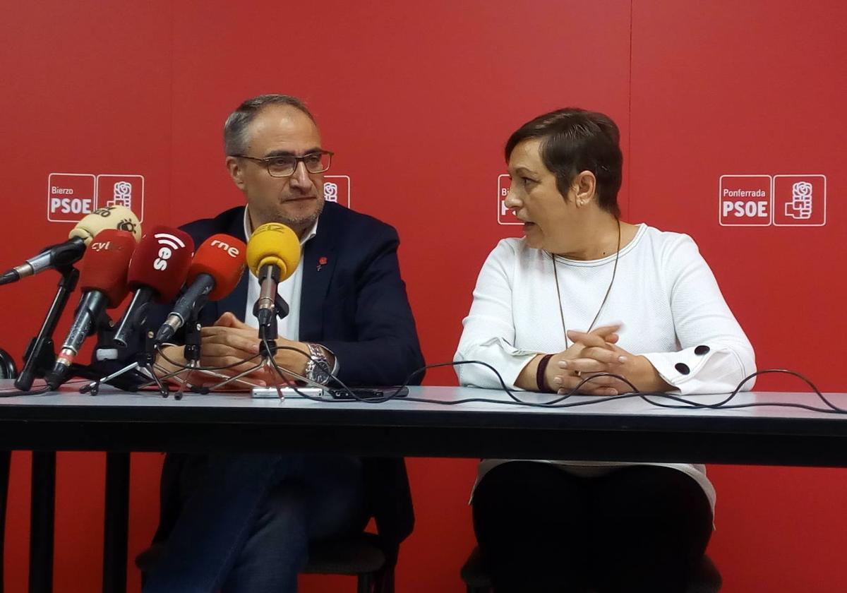 La vicesecretaria general del PSOE de Ponferrada, Carmen Morán, junto al candidato socialista Olegario Ramón.