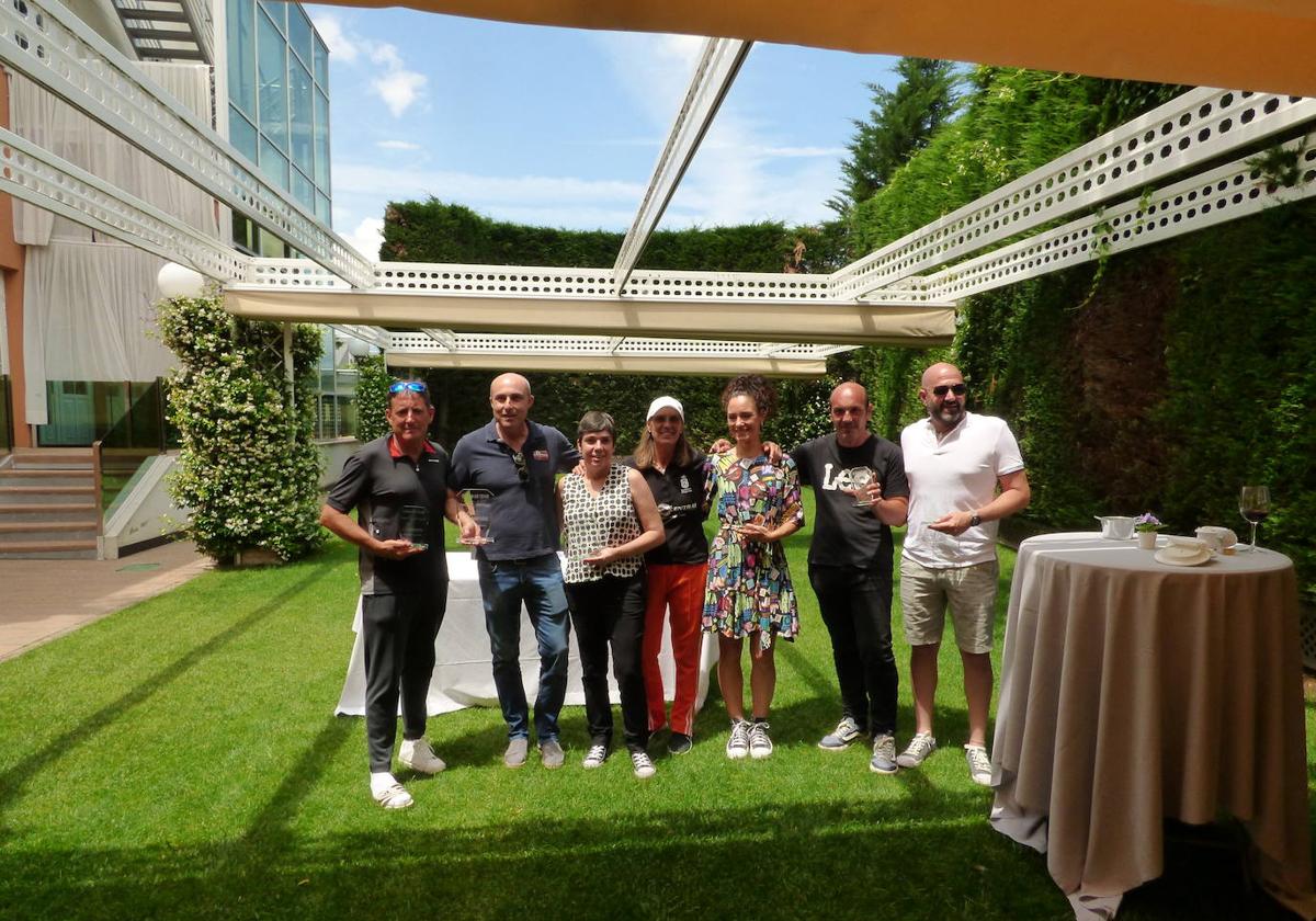 Imagen de la entrega de premios de la liga de tenis de Pista Central.