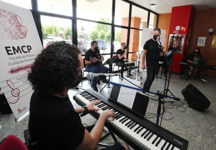 Los músicos de la Escuela Ciudad de Ponferrada ofrecen un concierto en el hospital del Bierzo de Ponferrada para cerrar el proyecto 'Música para la salud'.