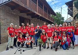 Participantes en el proyecto 'Marcha Nórdica Intergeneracional' de l ULE en Ponferrada.
