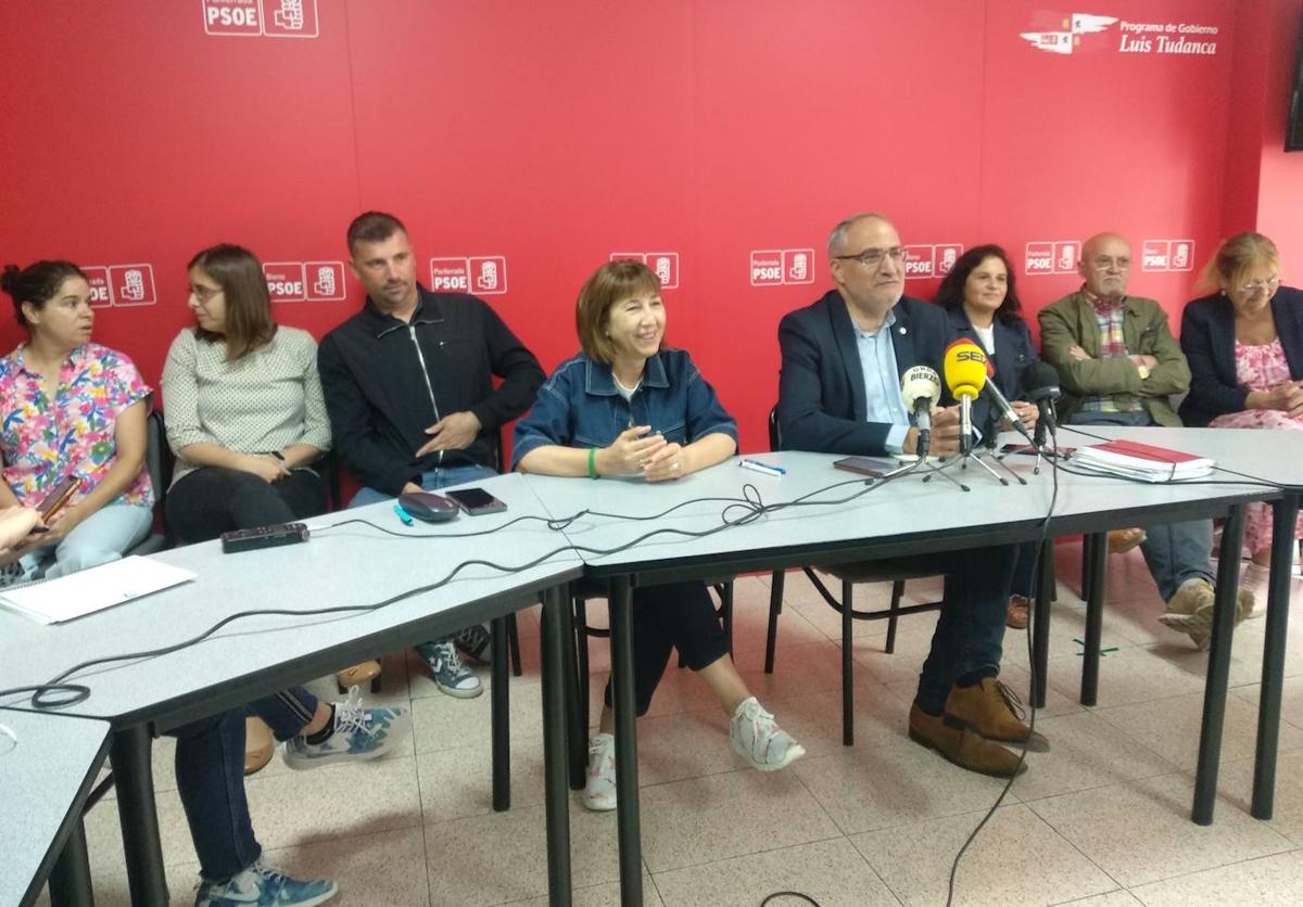 El portavoz municipal del PSOE y exalcalde, Olegario Ramón, compareció acompañado por sus concejales.