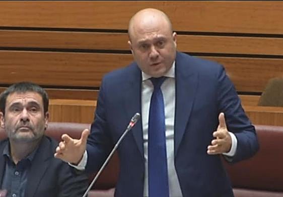 El procurador socialista por León, Javier Campos, en un pleno de las Cortes de Castilla y León.
