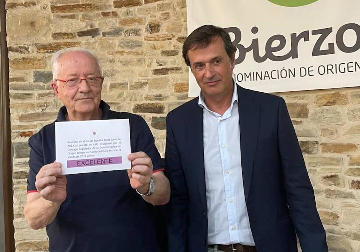 José Peñín muestra la calificación de la añada de 2022 junto al presidente de la DO Bierzo, Adelino Pérez.