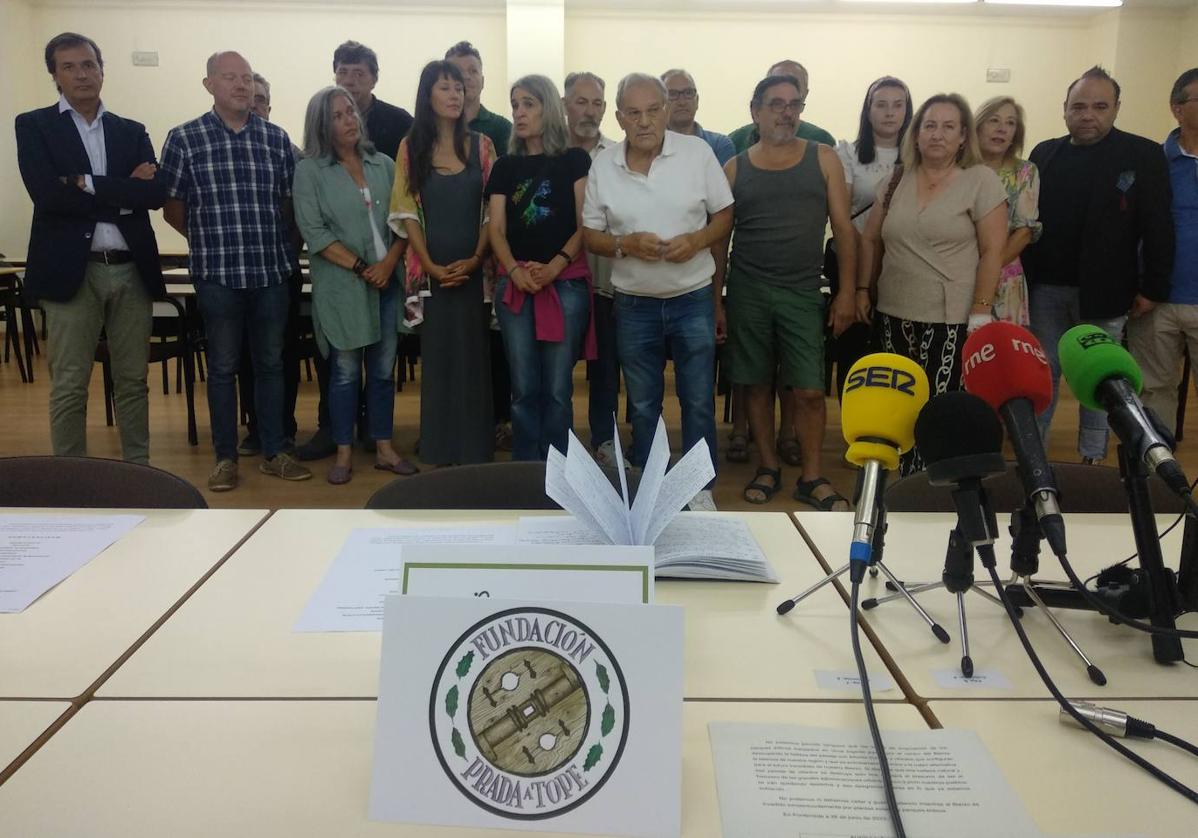 Prada a Tope junto a los representantes de los colectivos que rechazan los macroproyectos solares y fotovoltaicos en El Bierzo.