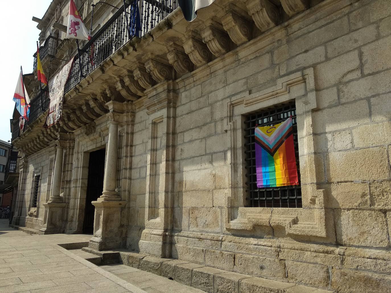 Ponferrada no descuelga la bandera arcoiris en el Día del Ogullo