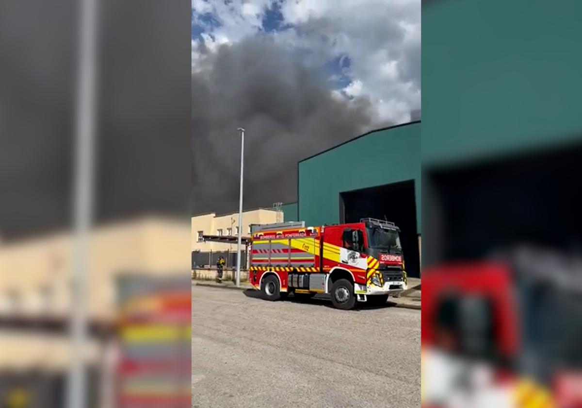 Bomberos de Ponferrada trabajan en la nave industrial.