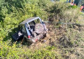 El vehículo todoterreno cayó por un terraplén con su conductor en el interior.