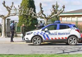 Agentes de la Policía Municipal de Ponferrada en una intervención.