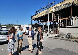 El delegado territorial de la Junta en León, Eduardo Diego, ha visitado la nave quemada de Embutidos Santa Cruz.